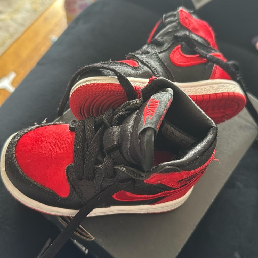 Jordan 1 Retro High OG "Satin Bred" Toddler Girls' sneaker